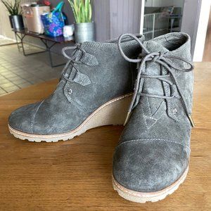 LIKE NEW TOMS Womens Wedge Suede Boots